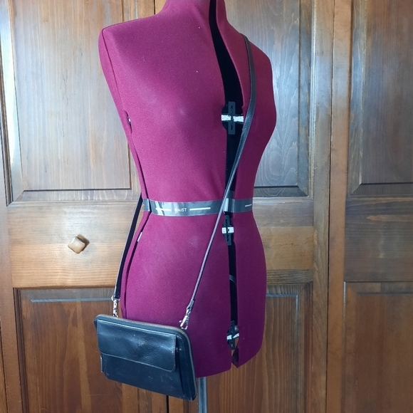 Hobo International 100% genuine leather black zipper clutch crossbody purse - Picture 3 of 16